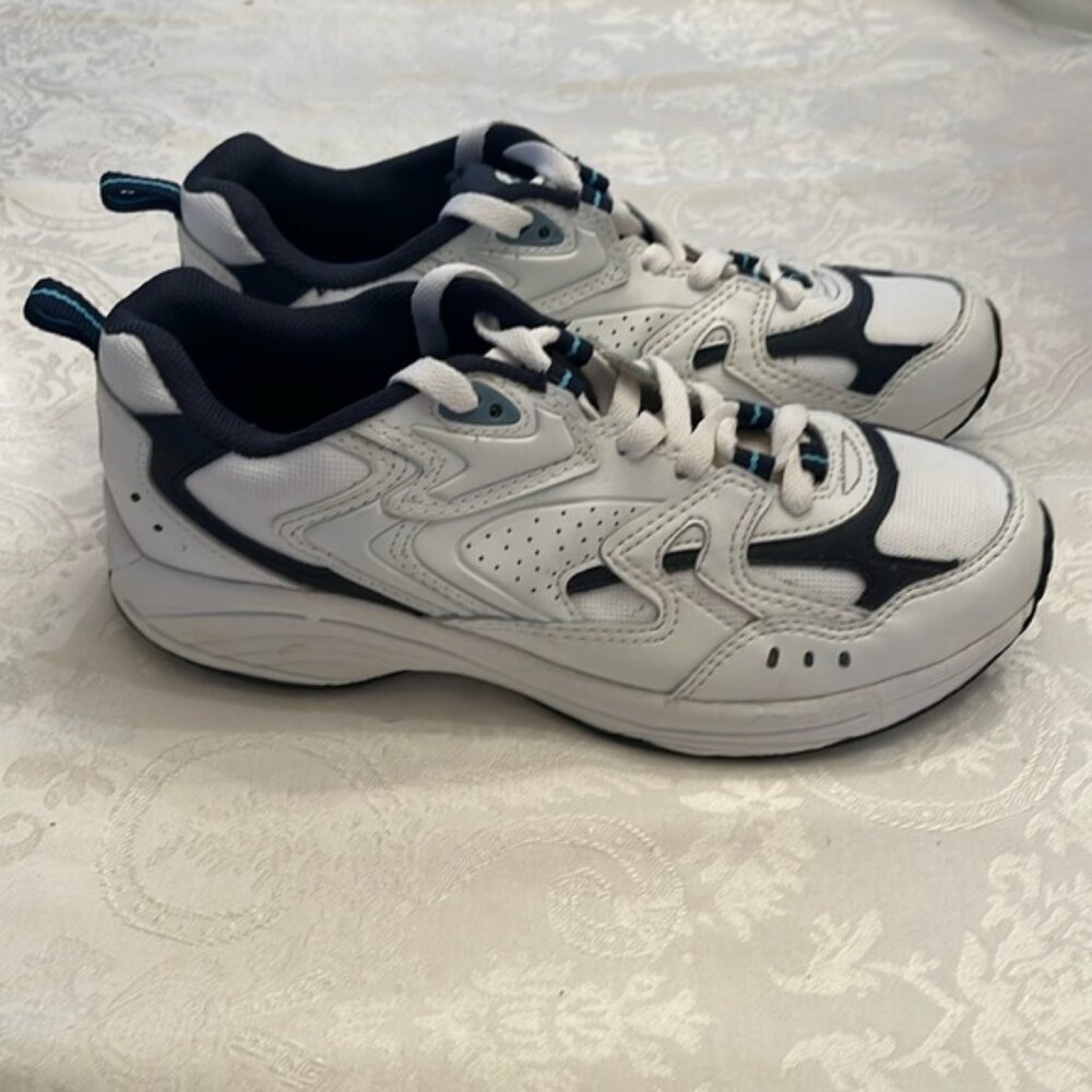 Women’s size 9 sneakers NWT